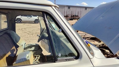 Dodge D350 81-86 pasajero ventana de ventilación delantera derecha puerta pequeña vidrio con marco Foto 1 de 3