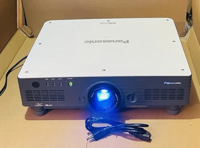 Panasonic PT-D4000,D4000U DLP XGA HD Projector 4000 LUMENS (1098hrs) ~ NO REMOTE - Image 1 of 4