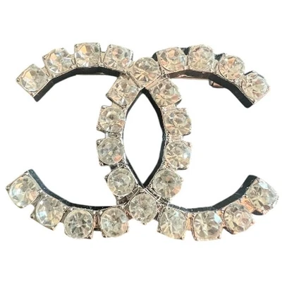 Broche Chanel Plata Cristal Brillante Entrelazado Invierno Acto II 2021 (CHXX020) Foto 1 de 4