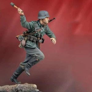 1/18 90mm Resin Model Kit German Soldier Throws a Grenade WW2 Unpainted - Picture 1 of 3