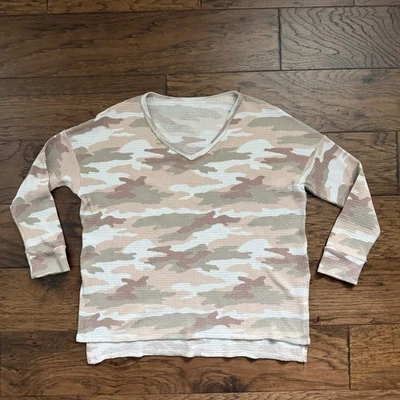 American Eagle Women's Size M Camo Long Sleeve Waffle Knit Thermal V-Neck Shirt - Image 1 of 4