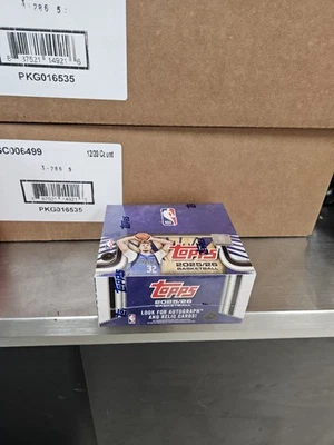 Caixa de exibição de varejo de basquete Topps NBA 2025-26 - NOVA, LACRADA DE FÁBRICA - Imagem 1 de 2