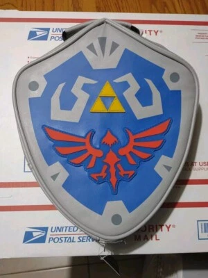 Fiambrera Nintendo aislada The Legend of Zelda Skyward Sword Hylian Shield.  Foto 1 de 4