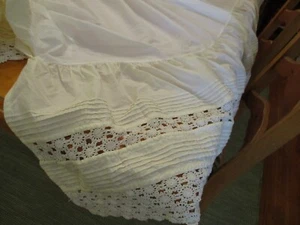 LL BEAN Erbstück Häkelspitze Doppelbett Rock Falten beige elfenbein gebraucht, in einwandfreiem Zustand keine Probleme - Bild 1 von 16