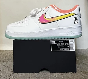 Größe 12M - Nike Air Force 1 '07 PRM 'NY vs. NY' White Crimson Pulse IH4962-100 - Bild 1 von 5