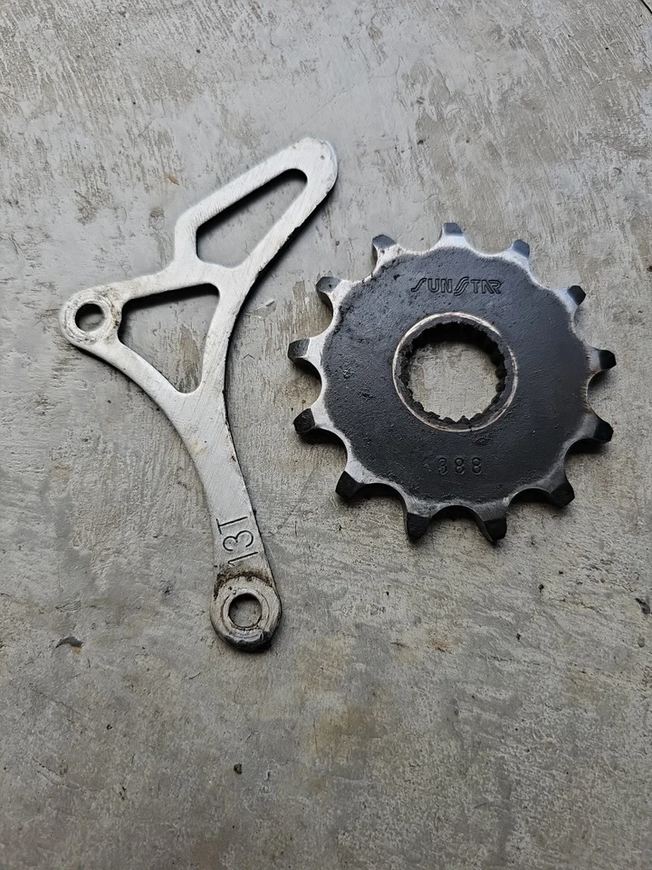 2001 YAMAHA YZ250F ENGINE SPROCKET SUNSTAR 388 (13 TOOTH) WITH GUARD - Image 1 of 1