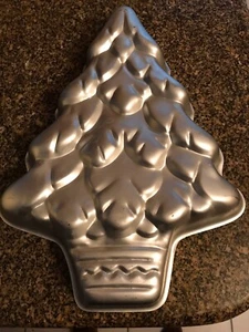 Christmas Tree Cake Pan Holiday Never Used Wilton - Picture 1 of 2