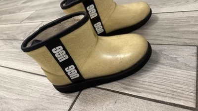 Botas UGGClassic Transparente "Negro Natural" Foto 1 de 4