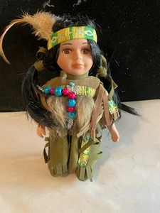 Bambola porcellana nativa indiana fanciulla fatta a mano con cura ottimi accenti 8" - Foto 1 di 1