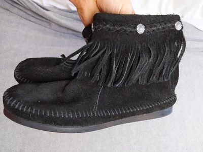 Minnetonka Zapatos Mujer Talla 8 Negro Gamuza Flecos Mocasín Botines Cremallera Foto 1 de 4