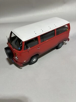 1973 Volkswagen автобус красный 1:18 19010 - Изображение 1 из 4