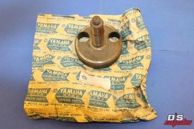 YAMAHA DT100 MX100 '74-75 RS100 ' 75-76 ПРАВАЯ СТОРОНА РУКОЯТКИ ПОЛОВИНА OEM 336-11422-01-00 - Изображение 1 из 4