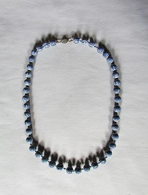 Collar de cuentas azules/blancas de porcelana asiática vintage pintado a mano cierre intrincado Foto 1 de 4