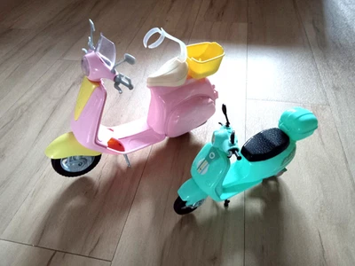 2 Barbie und Puppen Roller Motorroller mit Koffer ca. 28 cm und 20 cm lang - Bild 1 von 4