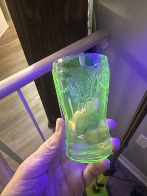 Cameo Bailarina Uranio Verde Depresión Jugo Vidrio 5 OZ De Colección 3-3/4" Foto 1 de 4