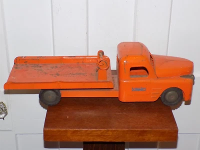 Vintage Structo Toys Pressed Steel Tow Truck - Image 1 of 4
