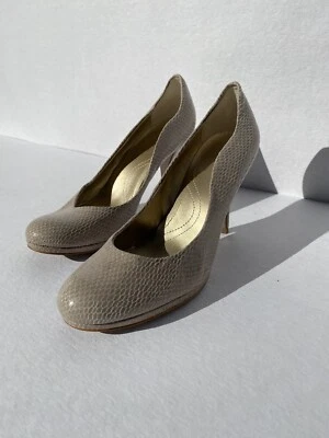 Tacones Tahari Taupe Collete nude borde festoneado punta redonda piel de serpiente 8,5 M Foto 1 de 4