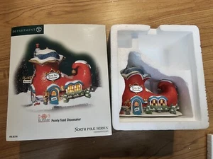 Dept 56 Pointy Toed Shoemaker ElfLand 56766 North Pole Series Village House - Bild 1 von 5