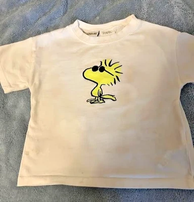 Camiseta con licencia Peanuts de Zara, blanca con gráficos delanteros y traseros, 12-18 meses Foto 1 de 3