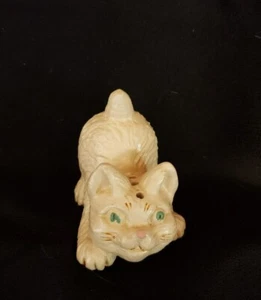 Vintage Cat or Kitten Peppershaker Acrylic 3 Holes, - Picture 1 of 4