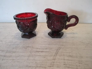 Juego de platos de azúcar y crema vintage Avon 1876 Cape Cod de vidrio rojo rubí - Nuevo sin caja - Imagen 1 de 7