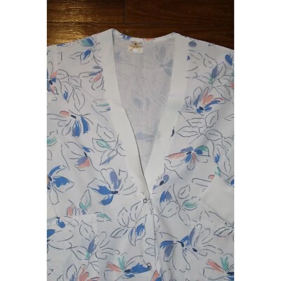 Exfoliante médico de manga larga Fashion Seal HealthCare talla mediana blanco floral Foto 1 de 4