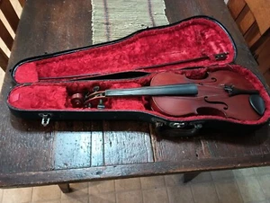 COMPLETO ANTICO VINTAGE IMPERIALE CUSTODIA VIOLINO ARCO CHIAVE VELLUTO ROSSO PITCH PIPE ACCORDATORE - Foto 1 di 24