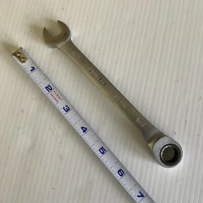 Llave de caja combinada de trinquete Stanley 1/2" modelo de 12 puntos 85-904 Foto 1 de 4