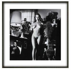 Helmut Newton, ""Voyeur"", nudo, stampa fine art, varie taglie - Foto 1 di 3