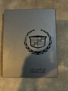 Kermer, Esther (ed). 110 Years of Cadillac. New in slip case. 2012. Illustrated - Bild 1 von 3