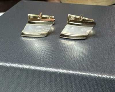 Hermosos gemelos de madreperla pendientes de patente tono dorado  Foto 1 de 4