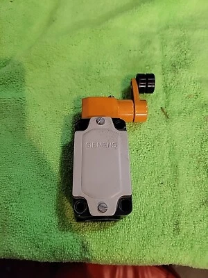 Siemens 3SE3 120-1GW-Z Position Limit Switch Roller Lever 230V 6A - Image 1 of 4