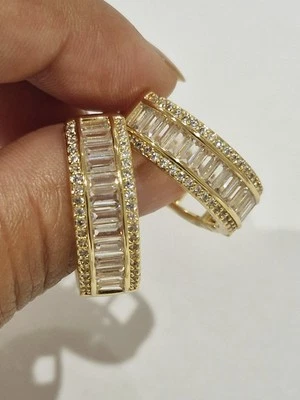Pendientes de aro de mujer rellenos de oro amarillo de 9 quilates tamaño mediano con cristal de zarconia  Foto 1 de 4