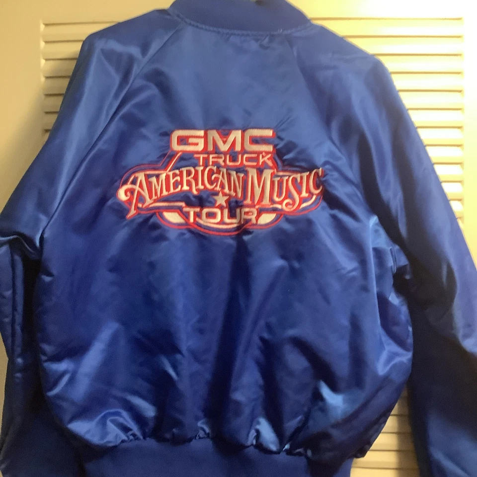 Jaqueta bordada de cetim vintage 1991 GMC Truck American Music Tour azul GRANDE - Imagem 1 de 4