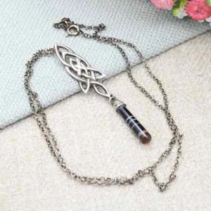 Collana vintage con ciondolo celtico agata a fascia in argento sterling - con triquetra - Foto 1 di 6
