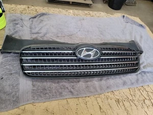 06-11 ACCENT GRILLE SEDAN 124428 - Picture 1 of 7