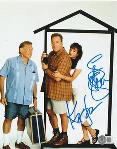 KEVIN JAMES & LEAH REMINI SIGNED 8X10 PHOTO THE KING OF QUEENS G BECKETT BAS COA - Picture 1 of 1