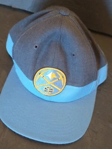 Berretto a sfera Denver Nuggets Mitchell & Ness aderente taglia 7 1/8 bicolore nuovo - Foto 1 di 6