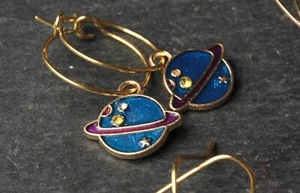 Orecchini pianeti Saturno oro glitter creoli idea regalo tendenza donna fidanzata - Foto 1 di 4
