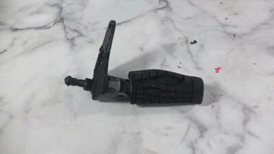 01 reposapiés delantero izquierdo Suzuki GZ250 GZ 250 Marauder Foto 1 de 4