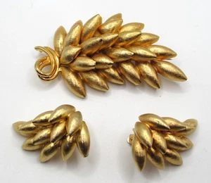 Juego de broches y pendientes vintage clip tono dorado texturizado plátano pirita spray floral - Imagen 1 de 3