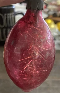 Vintage mundgeblasenes Glas Ornament rosa/rote Tönung mit Lametta innen 2 3/4" L x 1 1/2" B - Bild 1 von 7