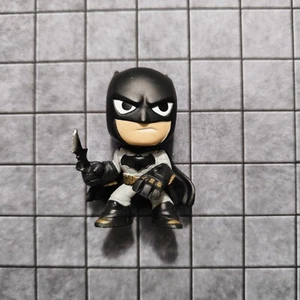 Funko Mystery Mini DC Comics Justice League BATMAN w/Batarang Vinyl Figure - Picture 1 of 2