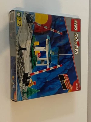 Lego Train 9V 4532:Manual Level Crossing New - Image 1 of 3