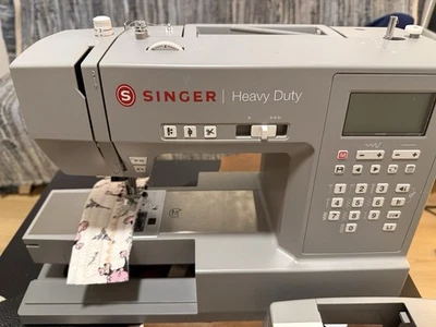 Singer 6800C Heavy Duty Computerized Sewing Machine with 586 Stitches .Mint! - Image 1 of 4