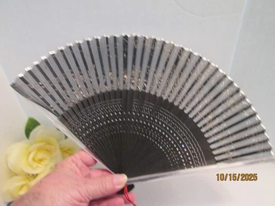 Ventilador de mão vintage preto transparente com detalhes dourados, design de corda vermelha na alça - Imagem 1 de 4