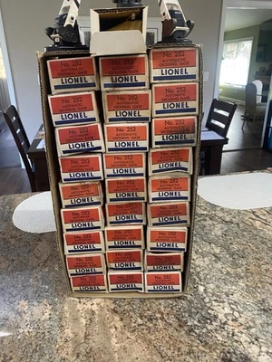 LIONEL NOS 252AUTOMATIC CROSSING GATE HAVE 30 BOXED SEALED PACKET 70 YR STORAGE - Image 1 of 4