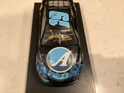 MARTIN TRUEX JR AUTOGRAFIADO 2023 PROPIETARIOS DE AUTOMÓVILES DARLINGTON RETRO FUNDIDO A PRESIÓN Y TARJETA Foto 1 de 4