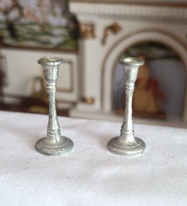 PUPPENHAUS MINIATUR ZWEI ZINN KERZENSTÄNDER 1:12 - Bild 1 von 3