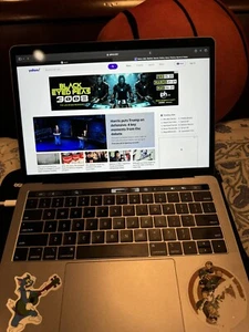 Apple MacBook Pro Touch Bar 13" (256 GB SSD, Intel Core i5 8ª Gen., 2,30 GHz,... - Imagen 1 de 6